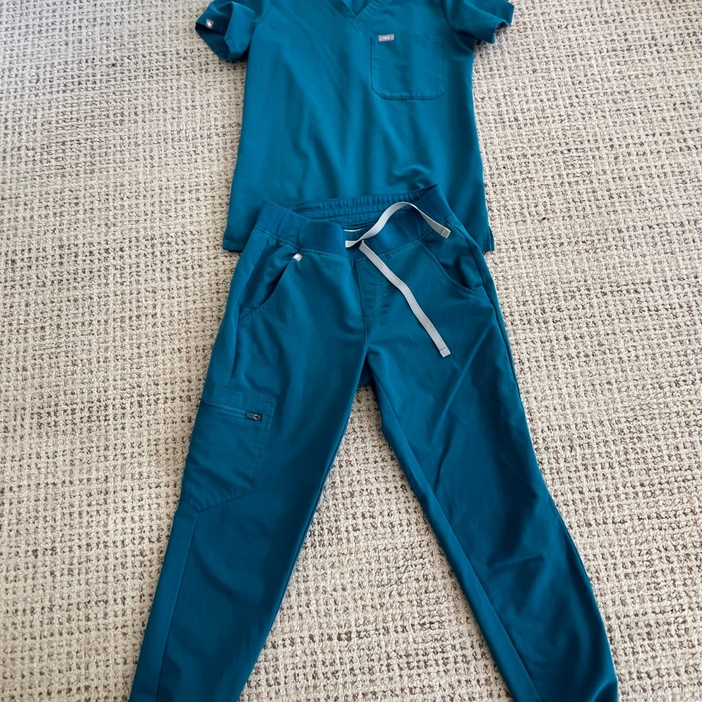 Figs Zamora jogger in XS petite and Catarina One-Pocket Scrub Top in XS.